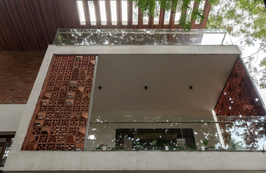 Projected balconies with screens