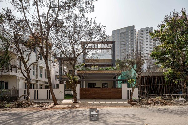 G+1 home with contemporary style that bridges indoors and outdoors