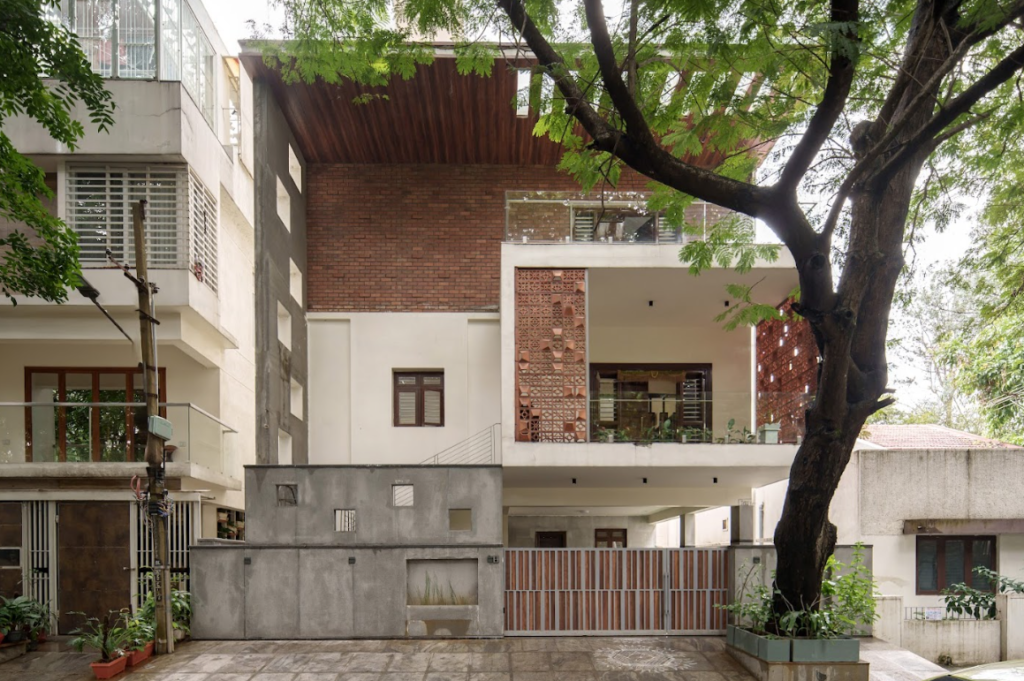 Independent home design featuring a unique adaptive facade with modern materials, open spatial planning, and integrated natural surroundings.